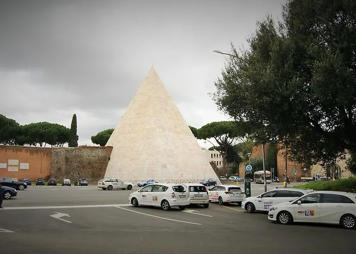 I Piramide Konukevi Roma